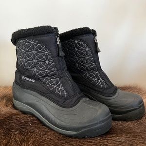 COLUMBIA WOMEN’S ZIPPER FRONT BLK WATER RESISTANT SNOW BOOT- CASCADIAN SNOWFLAKE